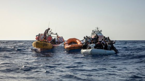 السلطات الإيطالية تسمح بإنزال أكثر من 300 مهاجر في موانئها