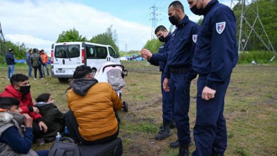 بكاميرا هاتفه.. شاب سوري يوثق انتهاكات الشرطة الفرنسية بحق طالبي لجوء