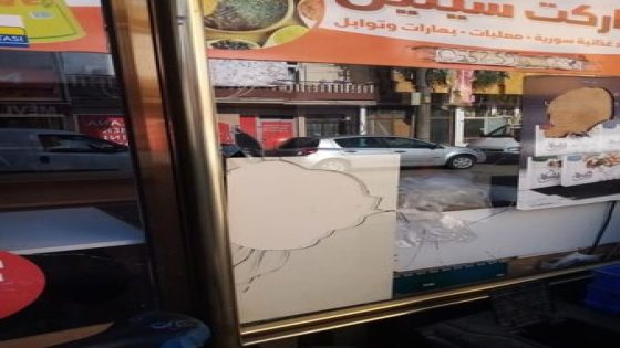 تكسير زجاج بقال سوري على يد مجموعة أتراك في ولاية إزميت
