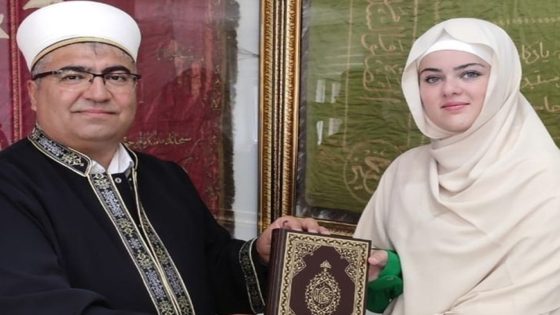 بالصور… فتاة بلجيكية تشهر إسلامها في تركيا (شاهد)