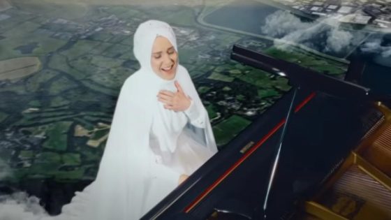 “طلع البدر علينا” بصوت مغنية بريطانية اعتنقت الإسلام (فيديو متداول)