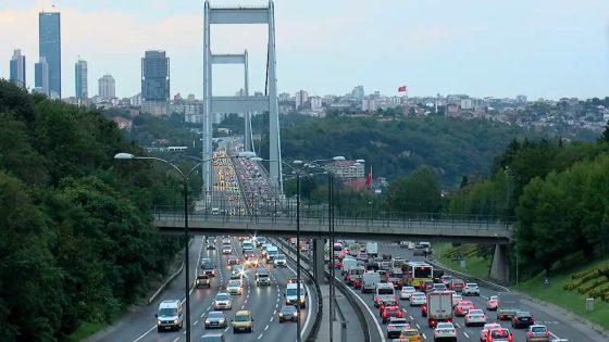 في اليوم الأول للمدارس ولاية إسطنبول تشهد كثافة مرورية عالية