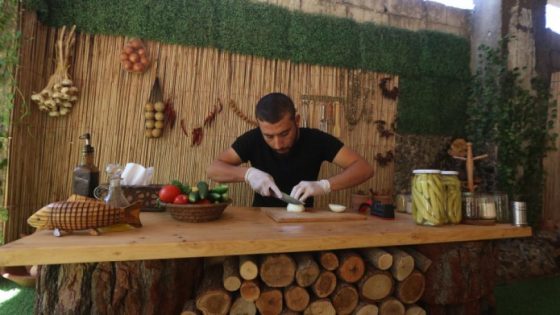 “الشيف المعاق”.. مصاب حرب في إدلب ينتج محتوى للطبخ على “يوتيوب” (فيديو + صور)