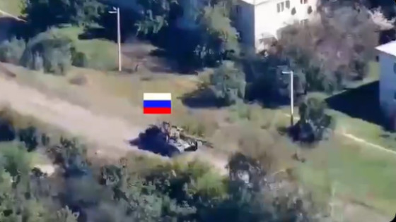 جندي أوكراني يدب الرعب في قلوب جنود روس ويدفعهم لتصرف صادم (فيديو)