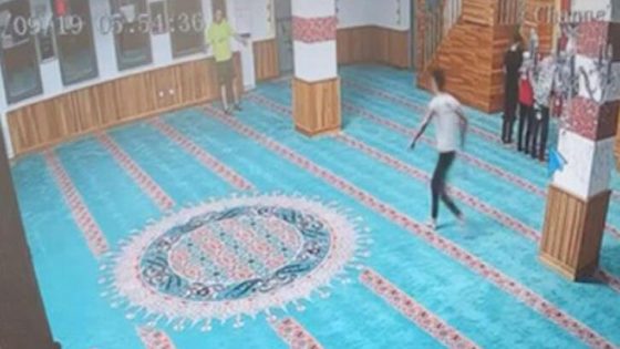 السلطات التركية ترحل سائح روسي قام بتصرف وقح داخل أحد المساجد في ولاية أنطاليا (فيديو)