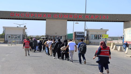 Geçici koruma kapsamında Türkiye'de bulunan Suriyelilerin Kilis'ten ülkelerine dönüşü devam ediyor. ( Cebrail Caymaz - Anadolu Ajansı )