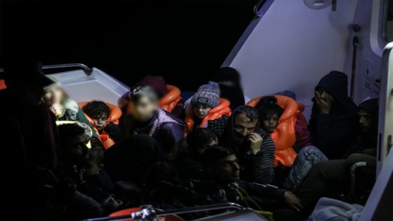 السلطات التركية تنقذ 26 مهاجرًا قبالة سواحل ولاية جناق قلعة