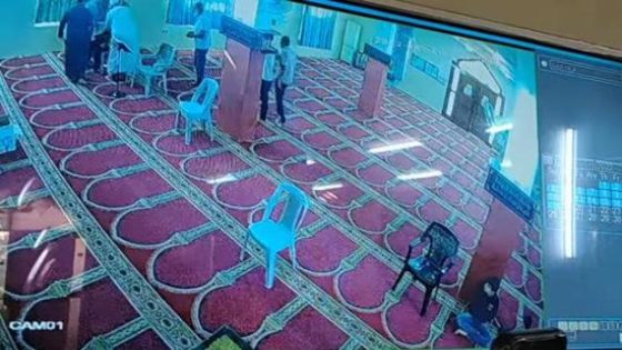قبل الصلاة بدقائق.. لحظات مؤثرة لوفاة رجل عربي داخل المسجد