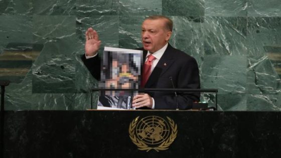 الرئيس أردوغان يرفع صورة أطفال سوريين في اجتماع الجمعية العامة للأمم المتحدة
