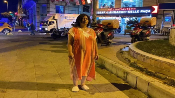 امرأة تقف دون حراك لـ 5 ساعات في إسطنبول