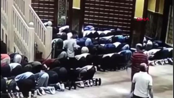 بالفيديو.. شاب يسرق هواتف ومحفظات المصلين داخل المسجد في مدينة اسطنبول
