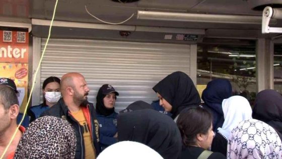 بسبب التخفيضات.. تدافع و شجار أمام أحد المحال التجارية يجبر الشرطة على التدخل في اسطنبول (فيديو)