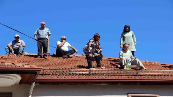 عائلة تركية تصعد لسطح المنزل وتهدد بسكب البنزين على نفسها في ولاية زونغولداك