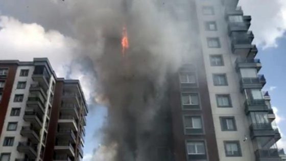 اندلاع حريق في مبنى مكون من 12 طابق في سيواس (شاهد)