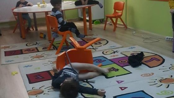 تركيا: فضيحة كبيرة في إحدى روضات الأطفال.. ربط طفلين مريضين و تعذيبيهما
