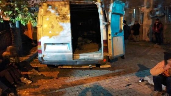 السلطات التركية تضبط مهاجرين داخل حافلتين في بيتليس