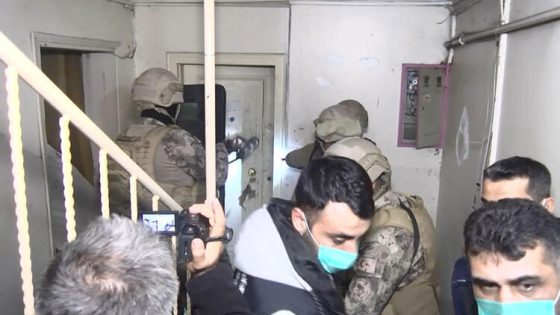السلطات التركية تنفذ عملية ضد مهاجرين في ولاية إسطنبول (صور)
