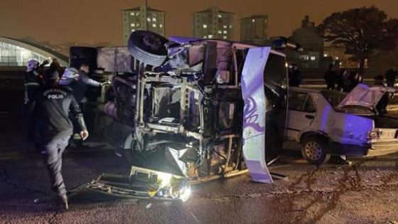 عنتاب… اصطدام حافلة تابعة للشرطة بسيارة أخرى
