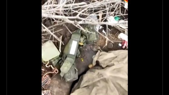 بالفيديو: جنود أوكران يربطون أشرطة زينة على القذائف ويقصفون الروس بها