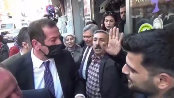 لقد خنت الرئيس أردوغان.. التجار يهـ.ـ اجمون أحمد داوود أوغلو لفظيا خلال زيارته لهم (فيديو)