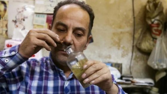 أنفه لا يخطئ… عطار سوري يصنع عطورات شبيهة بالعلامات التجارية الفخمة