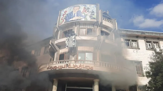 متظاهرون يقتحمون مبنى محافظة السويداء ويمزقون صورة بشار الأسد (فيديو)