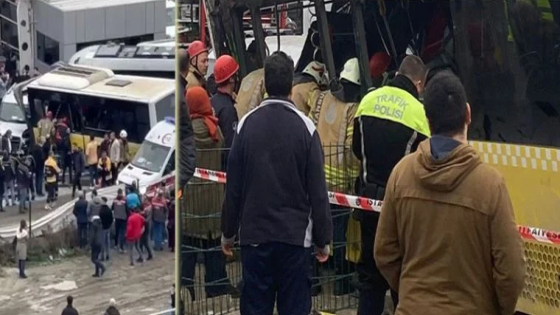 إسطنبول: اصطدم ترام بحافلة ركاب يخلف 19 مصاباً (فيديو)