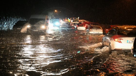 İzmir'de gece saatlerinde başlayan ve etkisini artıran sağanak nedeniyle trafik kazaları ve su baskınları meydana geldi. Yollarda oluşan su birikintileri nedeniyle araçlar yolda güçlükle ilerledi. ( Mehmet Emin Mengüarslan - Anadolu Ajansı )