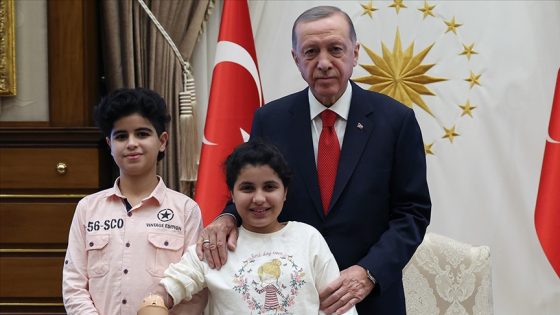 الرئيس أردوغان يستقبل الشقيقين الفلسطينيين الذي تم علاجهما في أنقرة