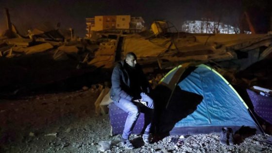 حكاية ناجٍ سوري من زلزال أنطاكيا.. “سأنتظر طوال حياتي”