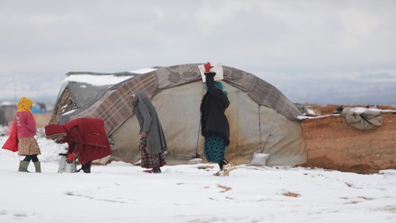 Suriye'nin kuzeyini etkisi altına alan yoğun kar yağışı, Beşşar Esed rejimi ve destekçilerinin saldırıları nedeniyle zorla yerinden edilen sivillerin sığındığı kamplarda çileye dönüştü. Azez ilindeki Azez Kampı'na yoğun kar yağması nedeniyle her taraf beyaza büründü. ( Bekir Kasım - Anadolu Ajansı )