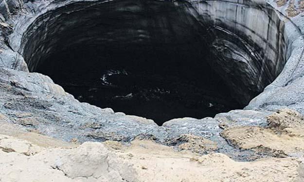 2014 7 30 14 10 39 849 - حفرة نهاية العالم..شاهد  ظهور حفرة سوداء غامضة تثير الرعب في العالم ومجموعة من العلماء يتوجهون اليها لحل اللغز