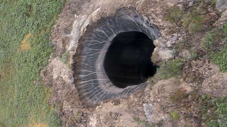 27266599481eaccf01216c42e66d2b4e - حفرة نهاية العالم.. ظهور حفرة سوداء غامضة تثير الرعب في سيبيريا (صور)