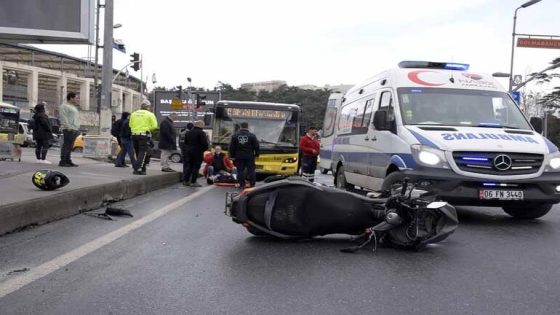 اصطدم بالزجاج الأمامي للحافلة.. حادث سير مؤلم في منطقة (بشيكتاش) في ولاية اسطنبول (صور)