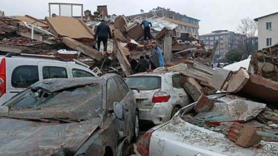 اللصوص يتربصون بسيارات الآلاف من ضحايا الزلزال (صور)