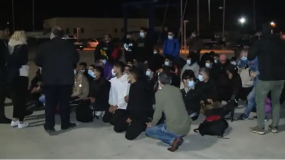 خرجوا من تركيا.. وصول عشرات اللاجئين إلى إيطاليا بعد إنقاذهم (فيديو)