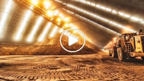 الأرض تنبت ذهباً.. اكتشاف مخزون كبير من الثروات في دولة عربية (فيديو)
