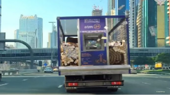 فيديو يثير ضجة واسعة في بلد عربي.. صراف آلي متنقل يوزع العيدية في الشوارع (فيديو)