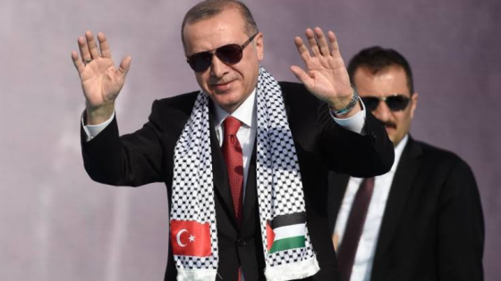 بعد أن رفضت الدول العربية إستقباله.. سياسي عربي يكشف دور أردوغان في حمايته و منح الجنسية التركية له (فيديو)