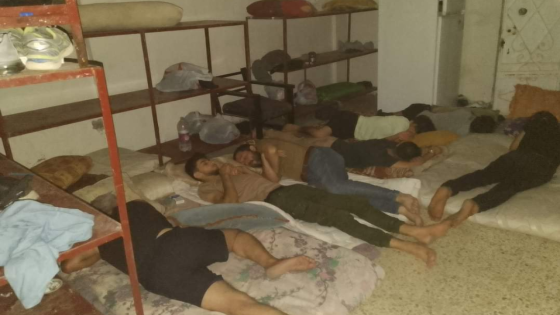 عشرات السوريين المرحلين من تركيا يناشدون المنظمات الإنسانية لإيواهم داخل مراكز تل ابيض