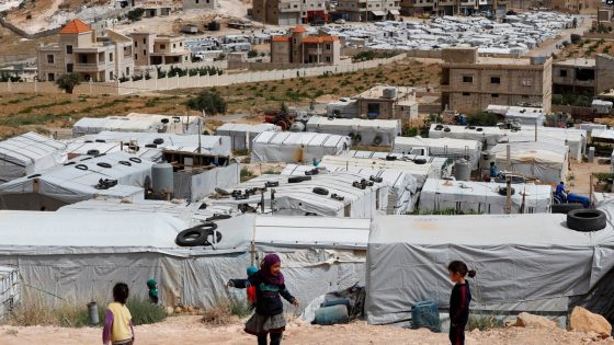 يجب إنشاء مخيم للاجئين السوريين في داخل بلادهم.. تصريح صادم لوزير في بلد عربي!