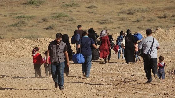 الأمن في بلد عربي يزيل مخيمات اللاجئين السوريين و الجيش يطلب الدعم لإيقاف دخولهم