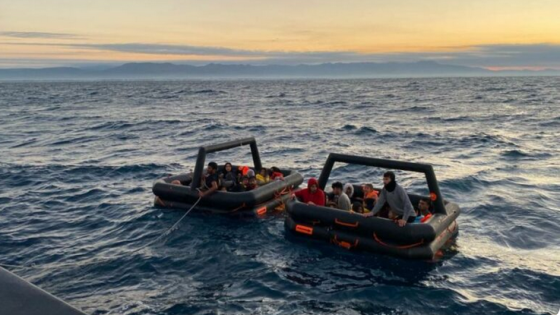 خفر السواحل التركي ينقذ مهاجرين غير نظاميين وضبط آخرين في ولاية إزمير وهذه أعدادهم!