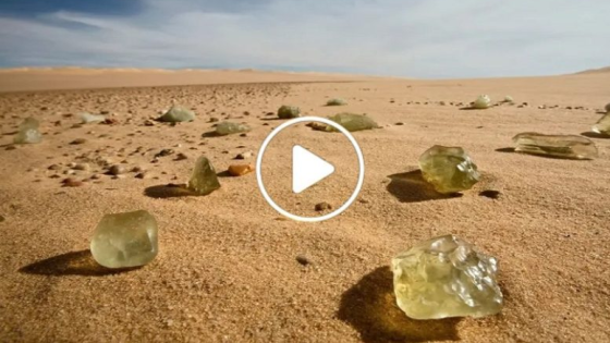 اكتشاف مادة غريبة يكشف لغزًا عمره ملايين السنين في صحراء بحر الرمال الأعظم (فيديو)