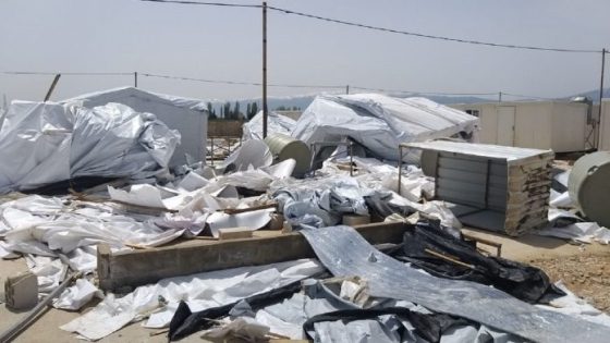 السوريين استغلوا الظرف… السلطات في بلد عربي تهدم مخيماً للاجئين السوريين (صور)