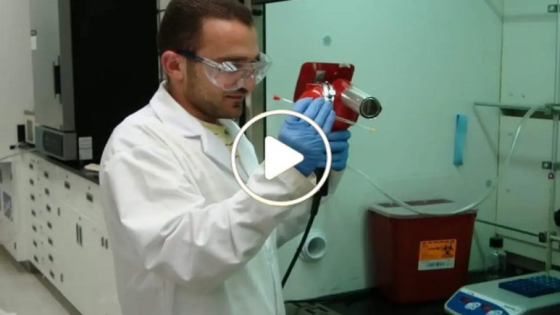 عالم سوري يبتكر مادة كيميائية ثورية عجز عنها العلماء لسنوات طويلة (فيديو)