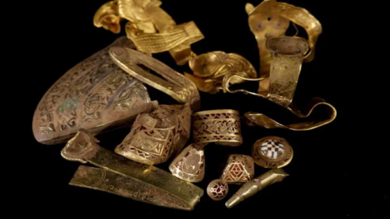 قُيمت بـ 3.2 مليون جنيه إسترليني.. رجل يكتشف خزن من التحف الذهبية الأنجلوساكسونية القيمة والنادرة