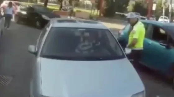 شرطي مرور تركي يطلب العون من سائق دراجة نارية للقبض على سيارة فارّة.. فيديو