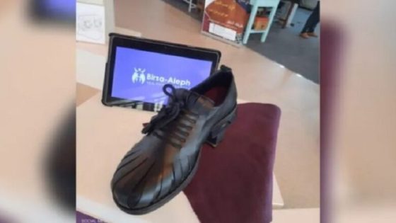 شاب عربي يبتكر حذاء ذكي فريد من نوعه يولد الكهرباء ويشحن جهاز الخلوي أثناء المشي (فيديو)