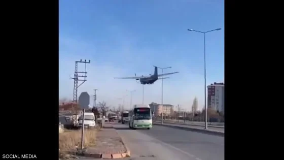 فيديو.. خلل فني يجبر طائرة عسكرية عملاقة على الهبوط بالقرب من الطريق العام في تركيا
